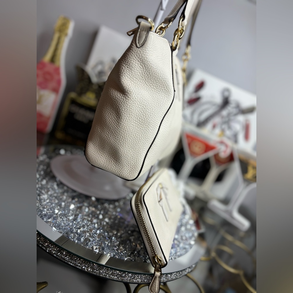 Coach 2018 Small Kelsey bow Satchel w/matching wallet EUC - Picture 8 of 14